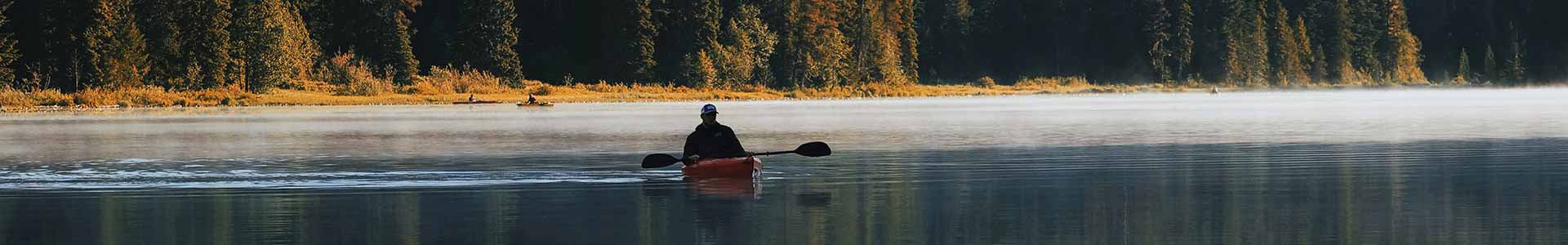 Canoa en un lago