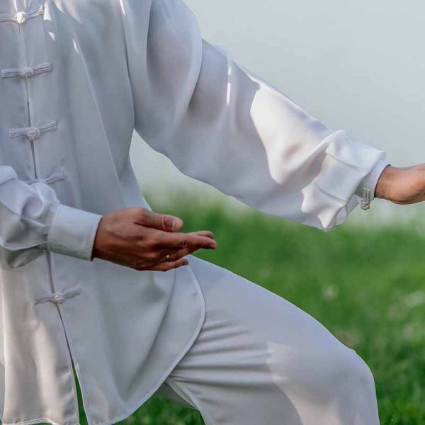 Persona con kimono blanco haciendo ejercicios - Qi Gong