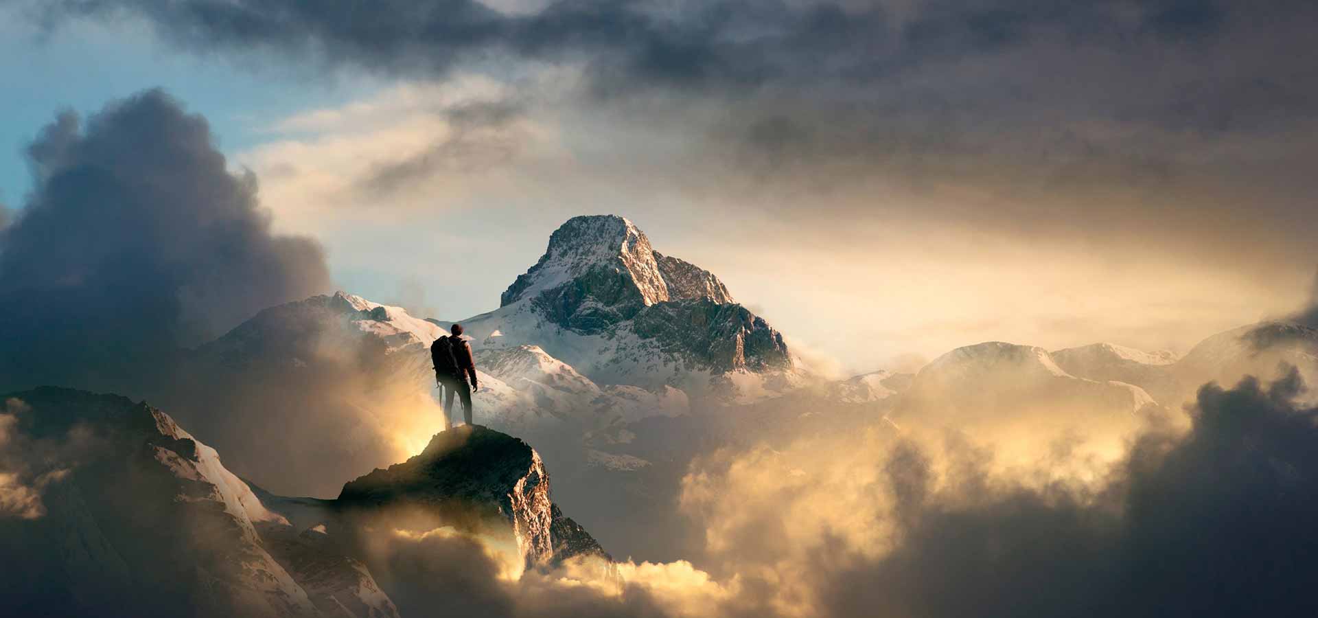 Alpinista en la cima de una montaña