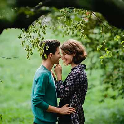 Un hombre y una mujer en plan cariñoso en un jardín. Psicologia - Sesiones en pareja